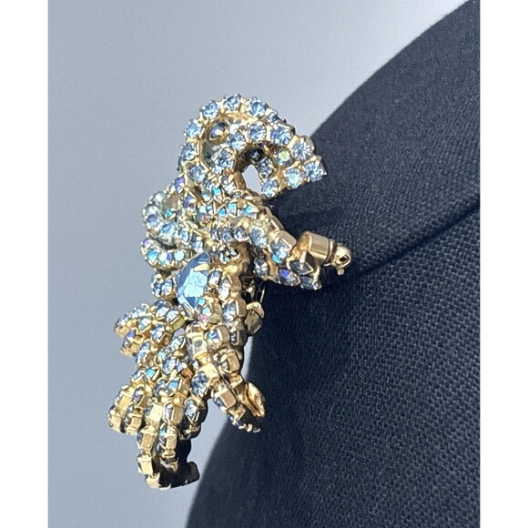 Vintage Hattie Carnegie Brooch Blue Rhinestone Gold Tone Signed - Picture 8 of 14